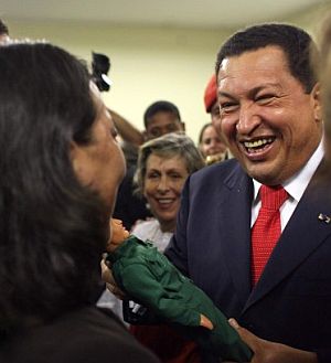 Chvez recibe una reproduccin de l mismo enfundado en un traje militar. (Foto: EFE)