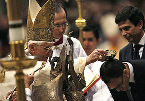 El Papa Benedicto XVI bautiz a un periodista musulmn. (Foto: AP)