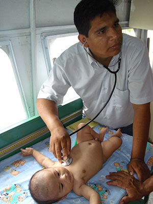 Un mdico del Samur Amaznico examina a un beb. (Foto: BUSF)