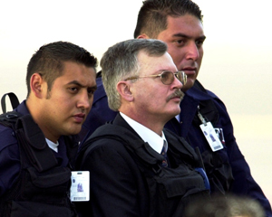Ricardo Cavallo, escoltado por la polica de Mxico en 2003 para su extradicin a Espaa. (Foto: AP)