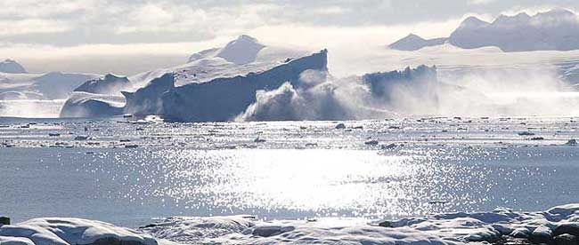 Un iceberg con un volumen aproximado de medio milln de metros cbicos de hielo se deshace en Portal Point, al paso de la Expedicin Internacional Inspire Antrtica. (Foto: Alfredo Merino)