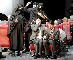 Imagen de la representacin teatral de la novela de Rushdie. (Foto: EFE)