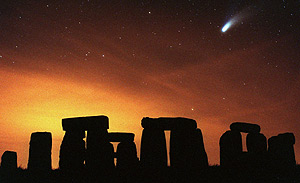 Stonehenge en 1997 con el cometa Hale-Bop cruzando el firmamento. (Foto: El Mundo)