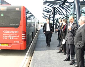 Manuel Lamela, junto a Modesto Nolla, durante su visita a msterdam para conocer el funcionamiento de los metrobuses. (Pedro Blasco)
