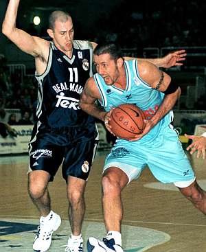 Sergio Luyk, ante Alberto Herreros en la temporada 2001. (Foto: EFE)