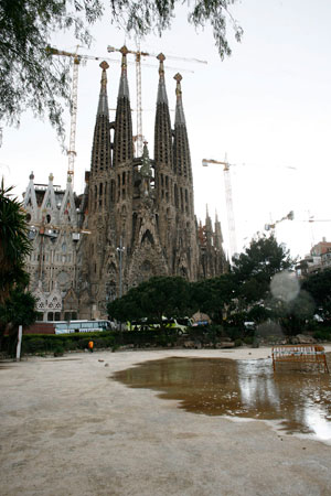 El lago de la Sagrada Familia, tradicionalmente lleno, aparece en estos das prcticamente seco por la sequa. (Foto: Santi Cogolludo)