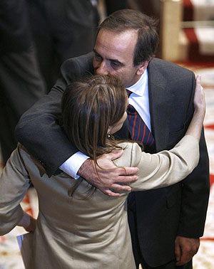 El nuevo portavoz socialista Jos Antonio Alonso saluda afectuosamente a la portavoz del PP, Soraya Sanz de Santamara. (Foto: EFE)