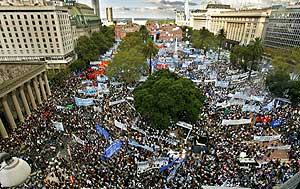 Vista general de la Plaza de Mayo, frente a la Casa Rosada, en Buenos Aires, durante el discurso de la presidenta. (Foto: EFE)