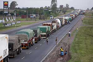 Camiones estacionados en la ruta nacional 14, cerca de Gualeguaych, a 270 kilmetros al norte de Buenos Aires. (Foto: AP)