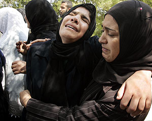 Dos mujeres lloran la muerte de su hermano en Gaza. (Foto: REUTERS)