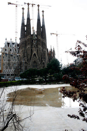 El Ayuntamiento, en un acto de coherencia, ha decidido vaciar el lago artifical de la Sagrada Familia por la sequa. (Foto: Santi Cogolludo)