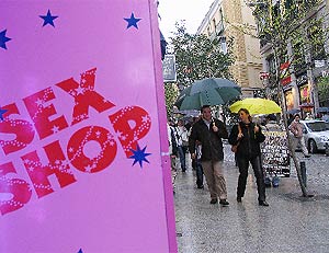 Imagen de un 'sex-shop' en la calle Montera. (EL MUNDO)