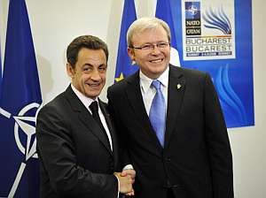 Sarkozy y el primer ministro australiano, Kevin Rudd, se dan la mano. (Foto: AFP)