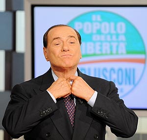 Berlusconi se ajusta la corbata durante un acto en la televisin Rai 2. (Foto: AFP)