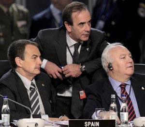 Zapatero, Alonso y Moratinos, en el Palacio del Parlamento de Bucarest. (Foto: EFE)