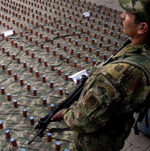 Soldados colombianos custodian un arsenal de 715 minas antipersonales que fueran incautadas a las FARC (Foto: EFE)