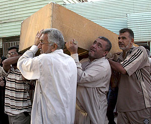 Varios hombres trasladan el fretro de una nia fallecida en un ataque en Ciudad Sadr. (Foto: EFE)