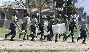 Unos policas se entrenan en la capital de Zimbabue. (Foto: REUTERS)