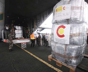 Un avin de la AECI con material de emergencia para Ecuador. (Foto: EFE)