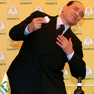 Berlusconi simula estar enfermo tras probar un poco de mozzarella. (Foto: AP)