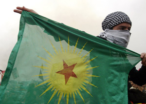 Un kurdo, sujetando la bandera del PKK (Foto:AFP)