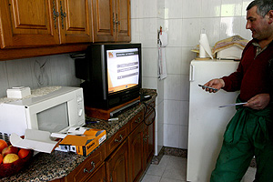 Un vecino de A Fonsagrada intenta sintonizar el televisor. (Foto: Jos Aym)