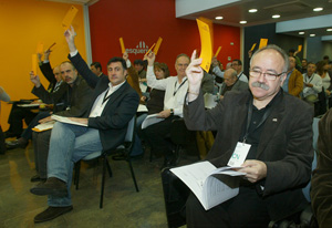 Carod vota con resigancin, sabedor de que el sector Puigcercs se impondr. (Foto: Antonio Moreno)