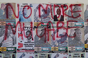 Carteles de las recientes elecciones con una pintada que dice 'No ms Mugabe'. (Foto: EFE)