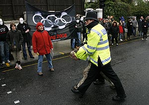 Un activista detenido en Londres al paso de la antorcha olímpica. (Foto: AFP)