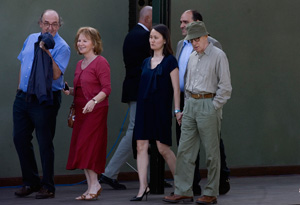 Woody Allen acompaado por el presidente de Mediapro, Jaume Roures, y sus respectivas esposas. (Foto: Santi Cogolludo)