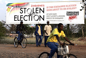 Cartel del grupo de presin <a href=http://zimbabwedemocracynow.com/ target=_blank>Zimbabwe Democracy Now</a> en Musina, Sudfrica. (Foto: AP)