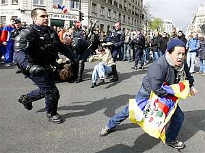 Un gendarme francs persigue a un manifestante tibetano. (Foto: AP)