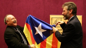 Carod-Rovira regala a Gerry Adams una bandera con inscripciones en galico. (Foto: AFP).