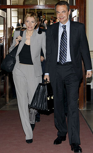 Jos Luis Rodrguez Zapatero, acompaado de su esposa, Sonsoles Espinosa, a su llegada al Congreso. (Foto: EFE)