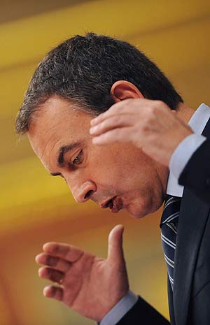 Zapatero, durante su discurso. (Foto: AFP)