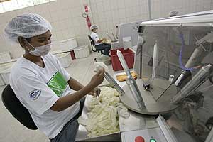 Una trabajadora revisa unos condones hechos con caucho de rboles silvestres en la fbrica Natex, ubicada en Xapuri, Brasil. (Foto: AP)
