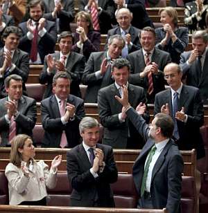 Rajoy recibe la ovacin de la bancada 'popular' tras su discurso. (Foto: EFE)