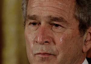 Bush llora al entregar una medalla a un soldado muerto en Irak en septiembre de 2006. (Foto: AP)