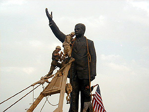 Soldados de EEUU intentan derribar la estatua de Sadam en 2003. (Foto: Mnica G. Prieto)