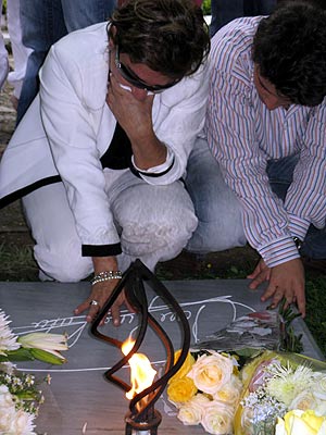 Gloria Polanco llora ante la tumba de su esposo. (Foto: Salud Hernndez-Mora)