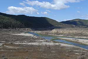 Aspecto del Ro Segre en la parte norte del pantano de Rialb (Lleida), que refleja la sequa sufrida en Catalua por las adversas condiciones climticas que se estn produciendo en la regin en los ltimos meses. (Foto: EFE)