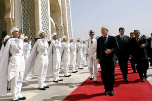 Montilla, durante su recibimiento a la mezquita Hassan II en su viaje oficial a Marruecos. (Foto: EFE)