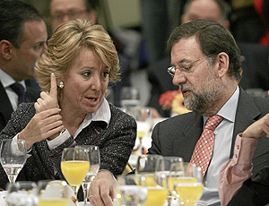 Aguirre y Rajoy, en un desayuno informativo celebrado este mircoles en Madrid. (Foto: J. Villanueva)
