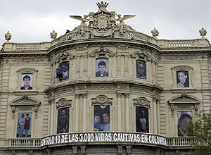 Imagen de la fachada de Casa de Amrica con las imgenes. (Foto: REUTERS)