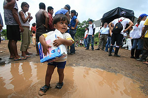 Los afectados por las inundaciones en Ecuador reciben ayuda humanitaria. (Foto: EFE)
