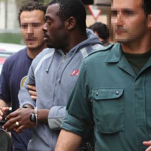 Momento de la detencin de uno de los implicados en la red de falsificacin de tarjetas (Foto: Jordi Avell)