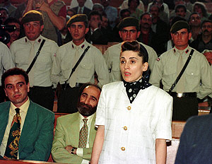 Imagen de archivo de 1994 de la ex diputada turca Leyla Zana durante un juicio en Ankara. (Foto: AP)