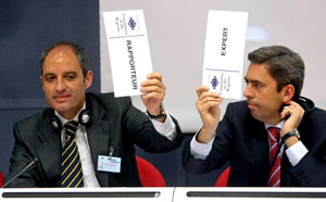 Francisco Camps (izqda.) y el vicepresidente valenciano Vicente Rambla, durante la votacin en el pleno del Comit de las Regiones. (Foto: EFE)