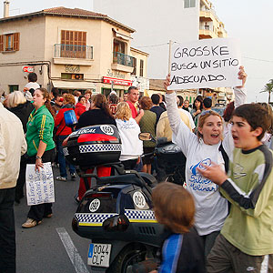 Los vecinos sostenan carteles con prostestas hacia Grosske. (Foto: Enrique Calvo)