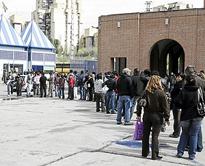 Una larga fila de personas aguarda la entrada al CIE de Aluche. (Foto: Jaime Villanueva)